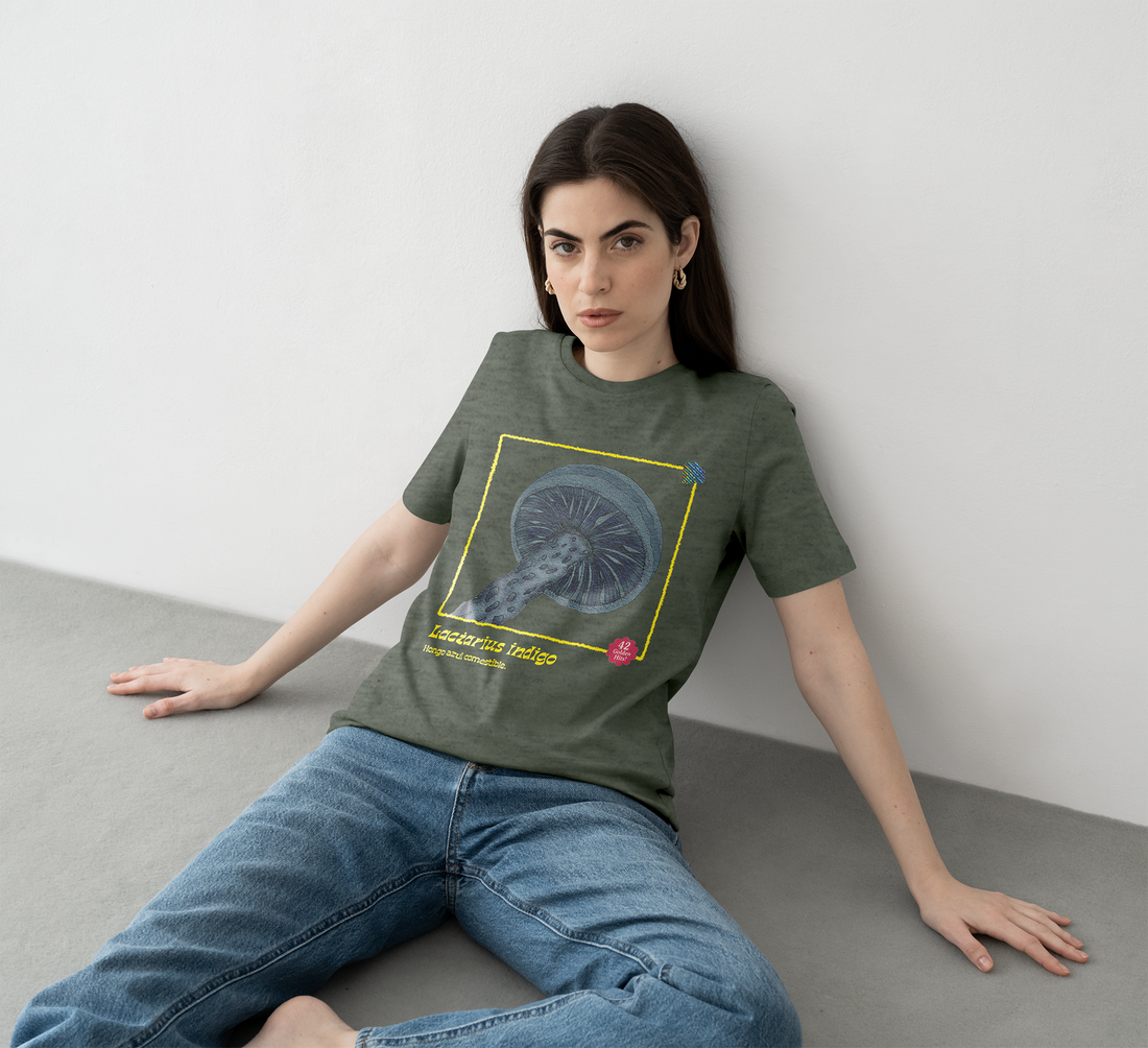 Playera hongo Lactarius indigo ilustración artística dama