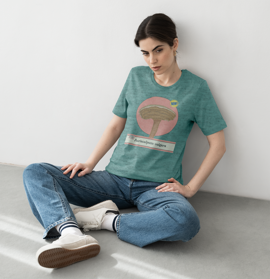 Playera hongo Auriscalpum vulgare dama